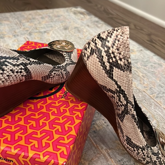 Sally 2 Roccia Python Print Tory Burch Peep Toe Wedges with Gold Logo Accents - Picture 3 of 8